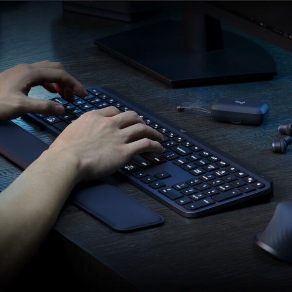 Logitech MX Keys productfoto in het donker